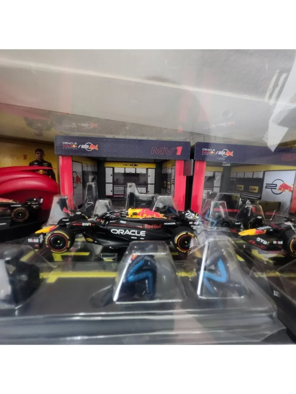 Burago RED BULL 1:43 Formula 1 Deluxe Pit Set Garages Pit Crew 3 F1 Cars